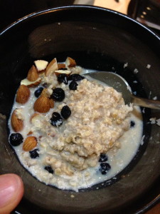Oatmeal with almonds & dried blueberries