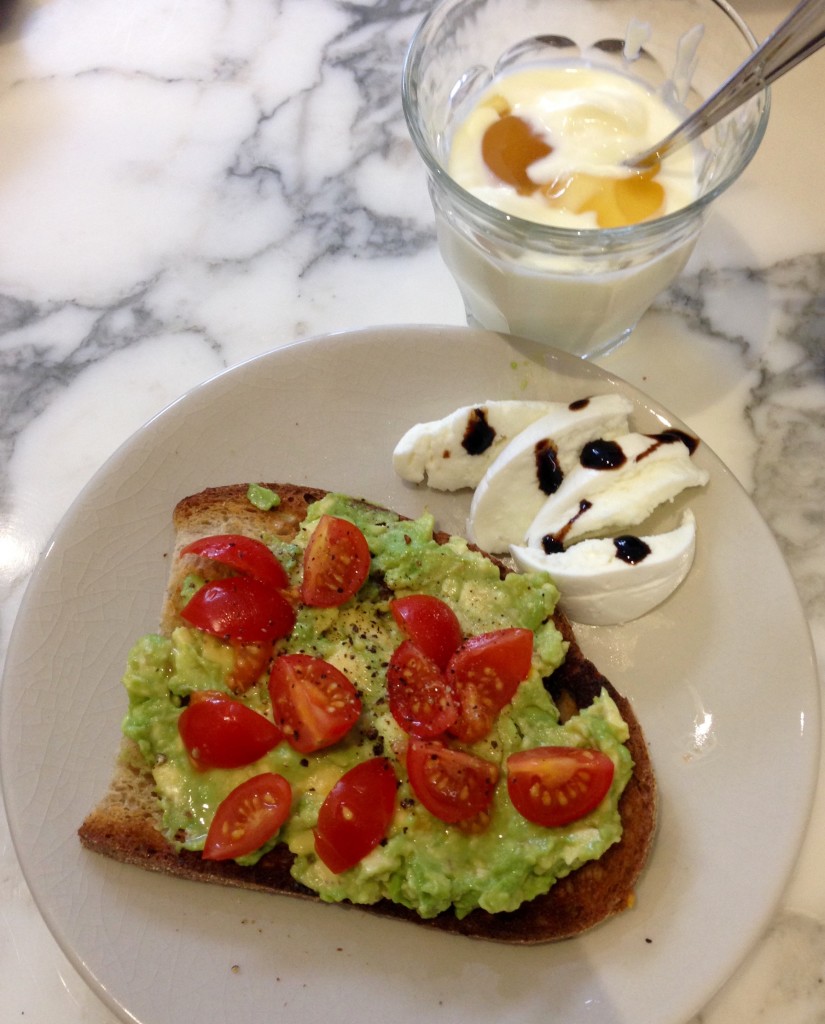 Avocado toast & fresh mozzarella