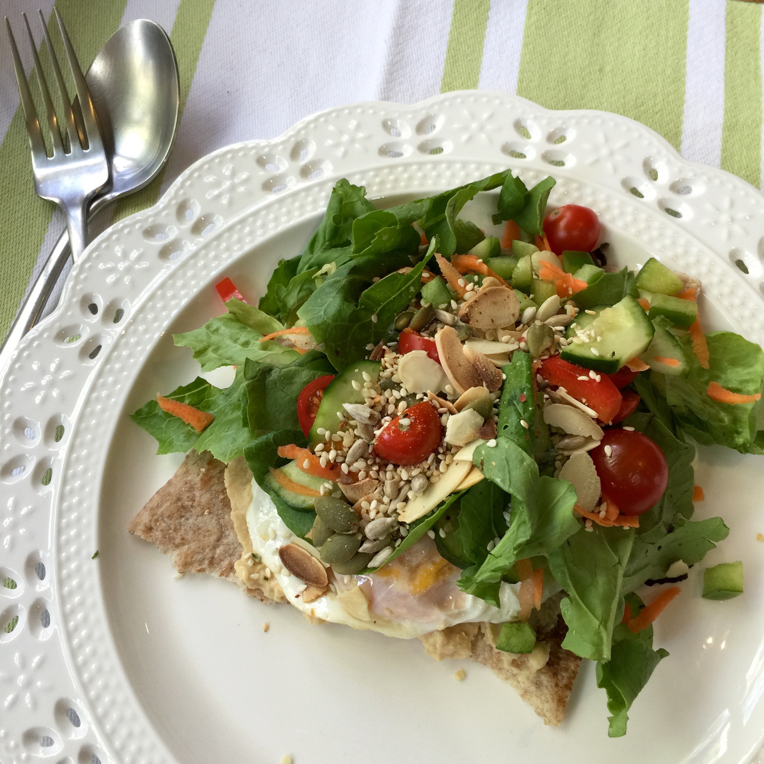 Flatbread with egg, hummus & salad