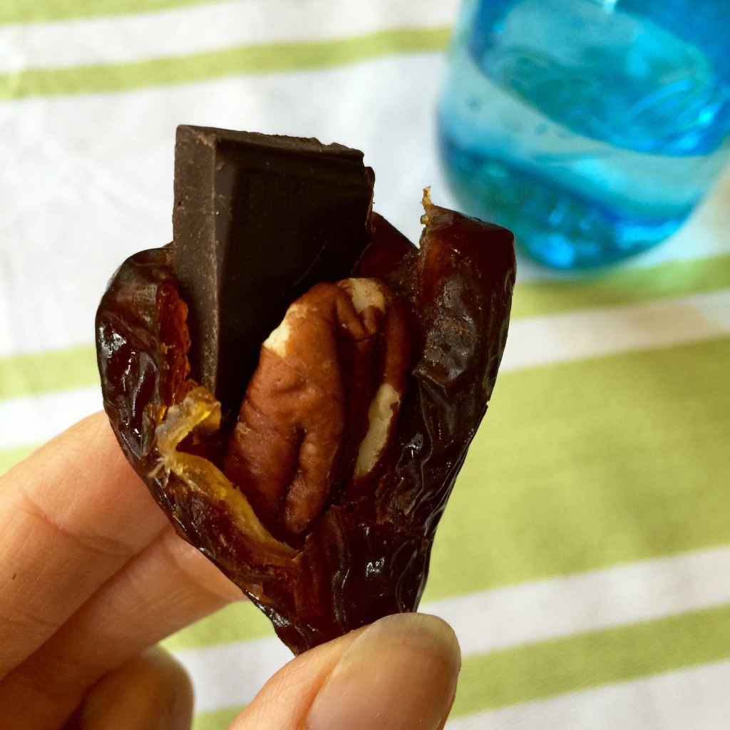 Medjool date with chocolate & pecan
