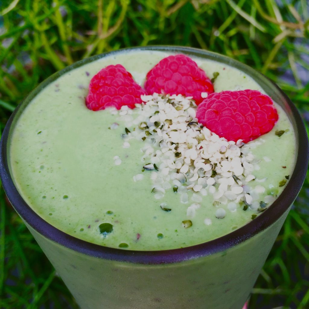 Green smoothie with avocado & white nectarine