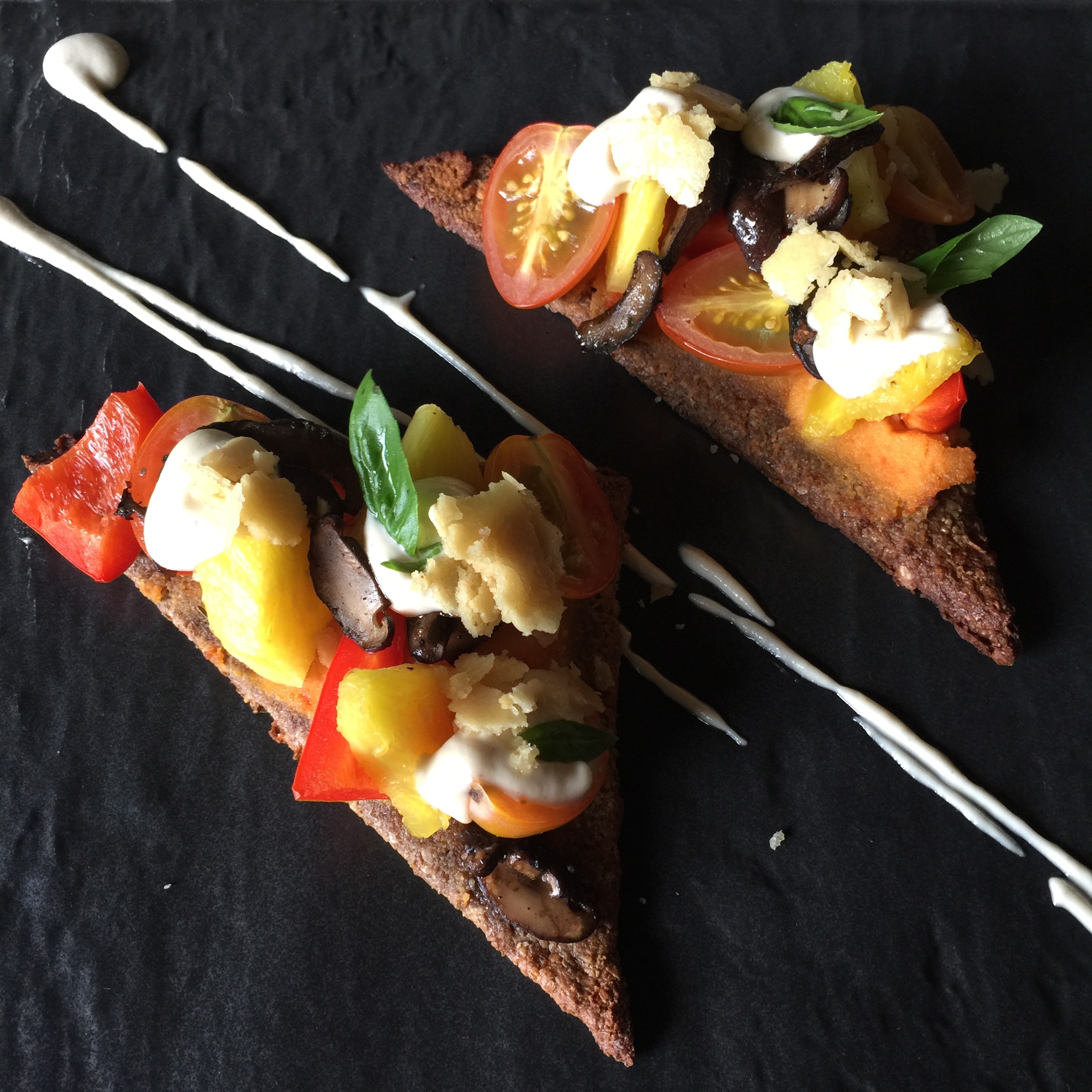 Raw onion walnut bread with veggies & cashew cheese