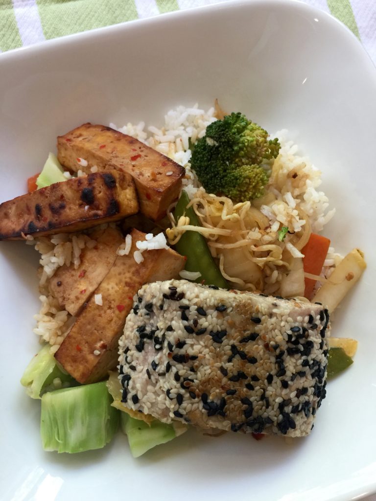 Seared tuna, tofu, veggies & rice