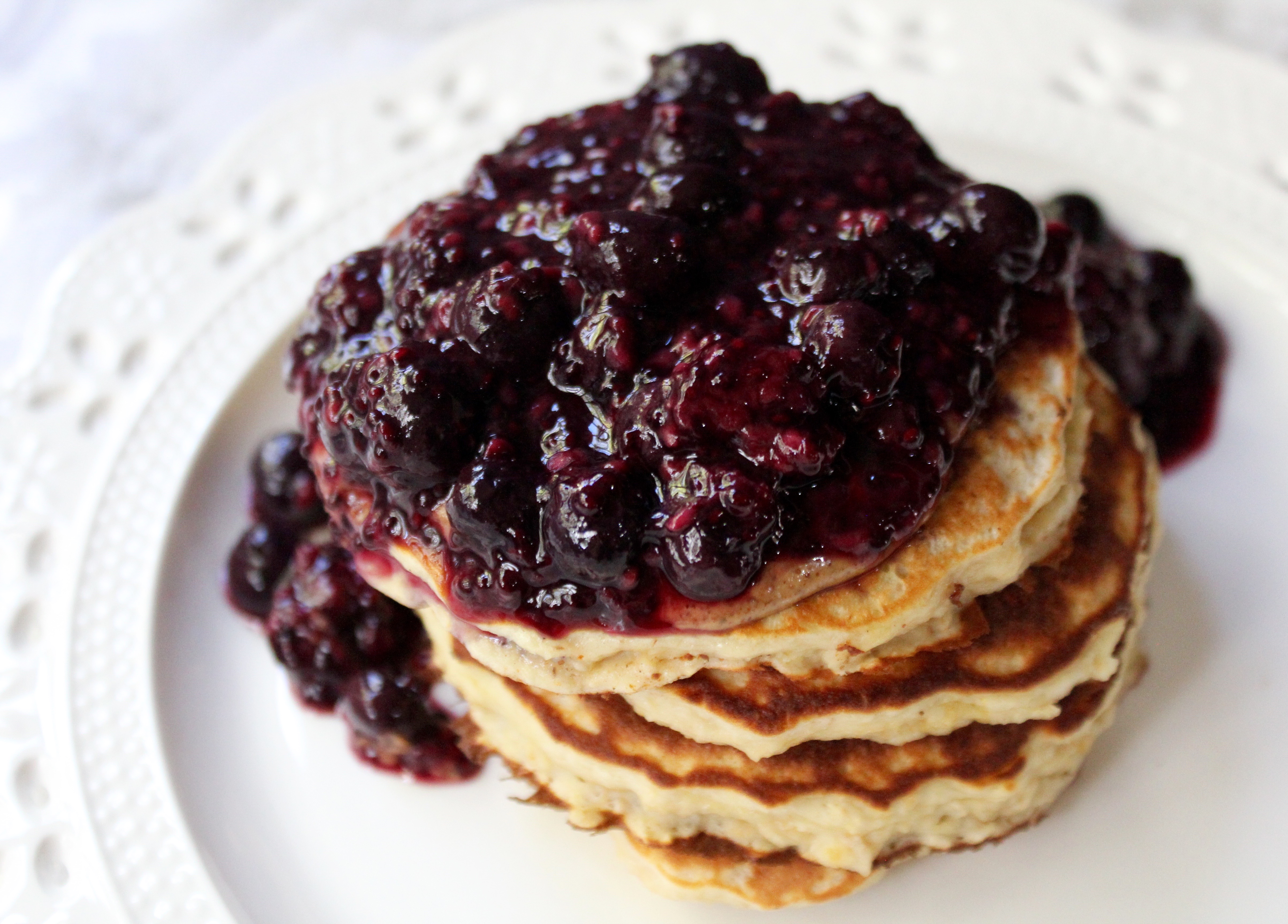 Banana Oatmeal Pancakes with Mixed Berry Compote – The Expat Dietitian