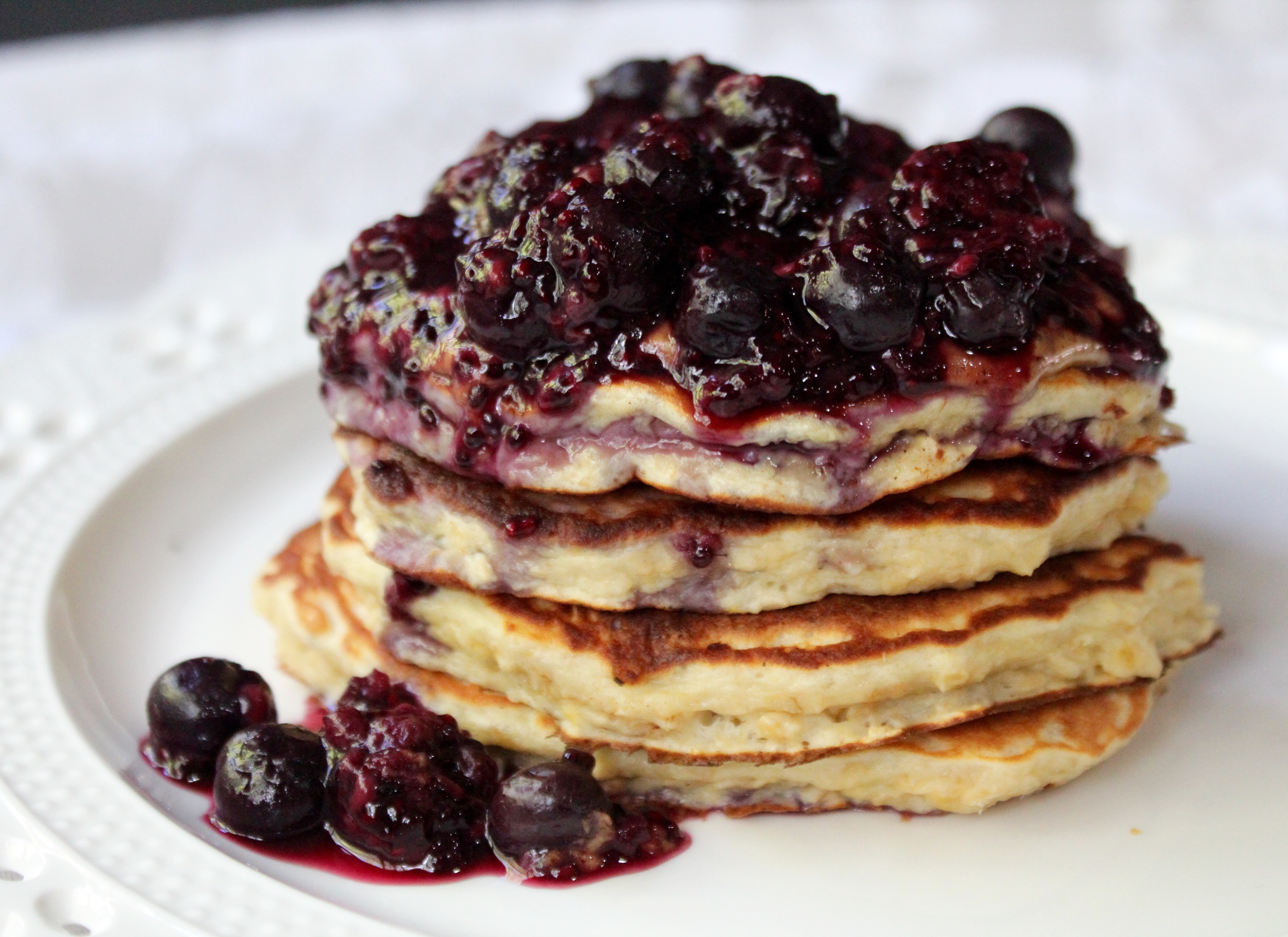 Banana Oatmeal Pancakes with Mixed Berry Compote – The Expat Dietitian